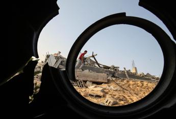 Palloncini incendiari su Israele, raid contro obiettivi Hamas a Gaza